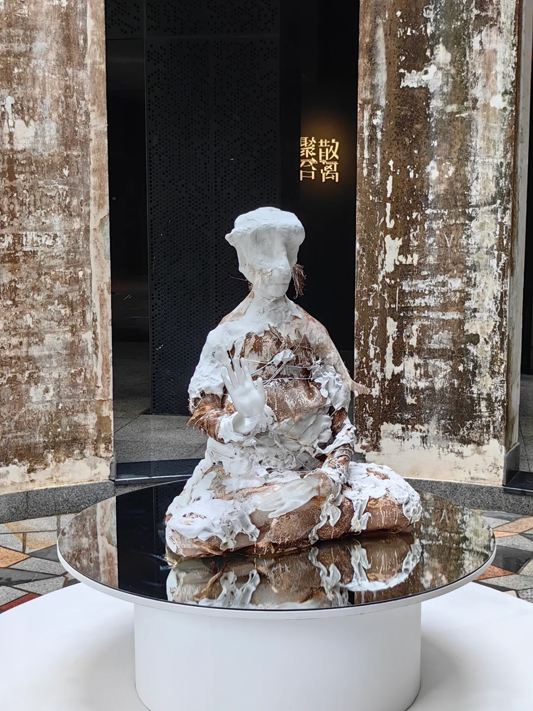 一上岛就被展览吸引走啦