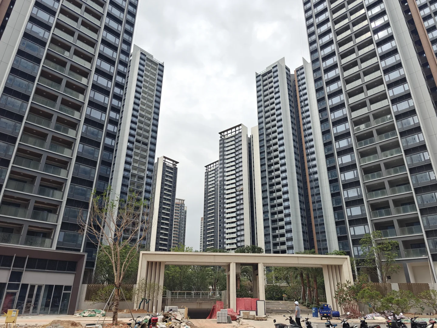 会展三兄弟大门正面曝光（云海首次曝光）