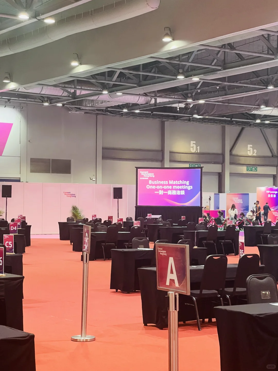 会展人的日常｜会场寻机，赛马拾光