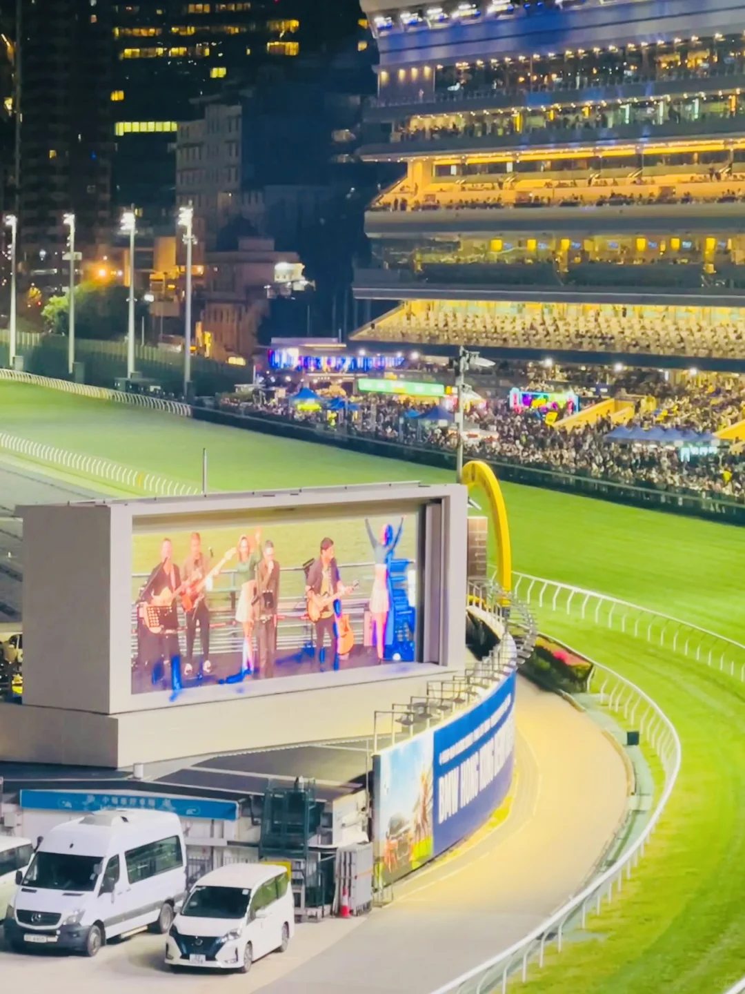 会展人的日常｜会场寻机，赛马拾光