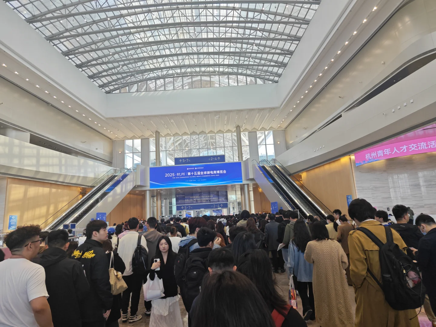 3.1杭州大会展，招聘会，好多人哇。