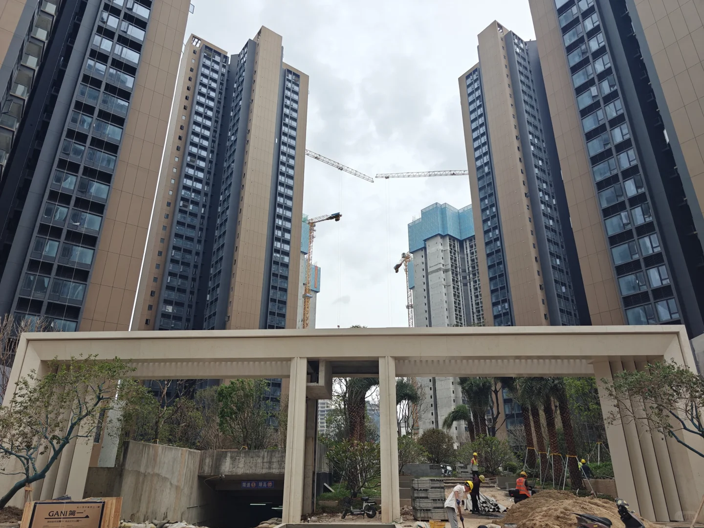 会展三兄弟大门正面曝光（云海首次曝光）