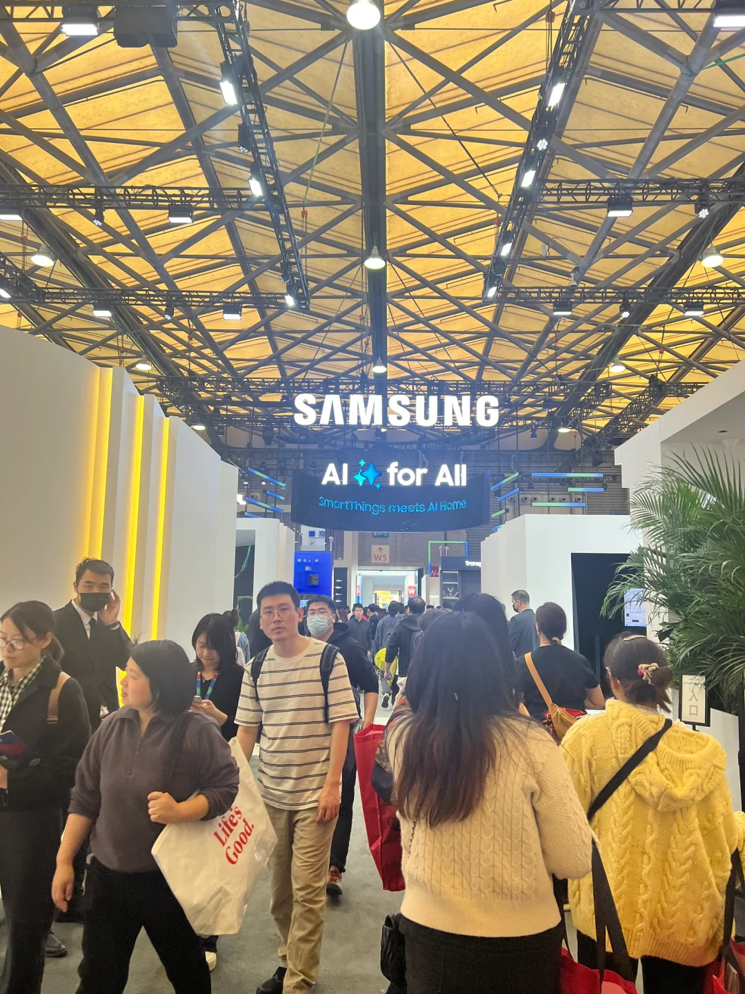 awe家电及消费电子博览会人山人海