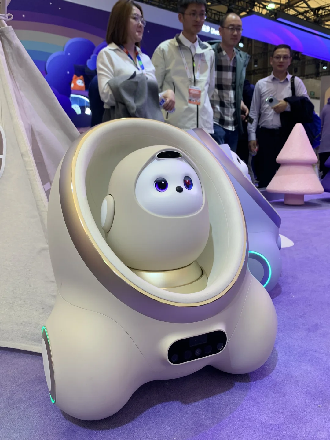 上海AWE展会上有什么陪伴黑科技？