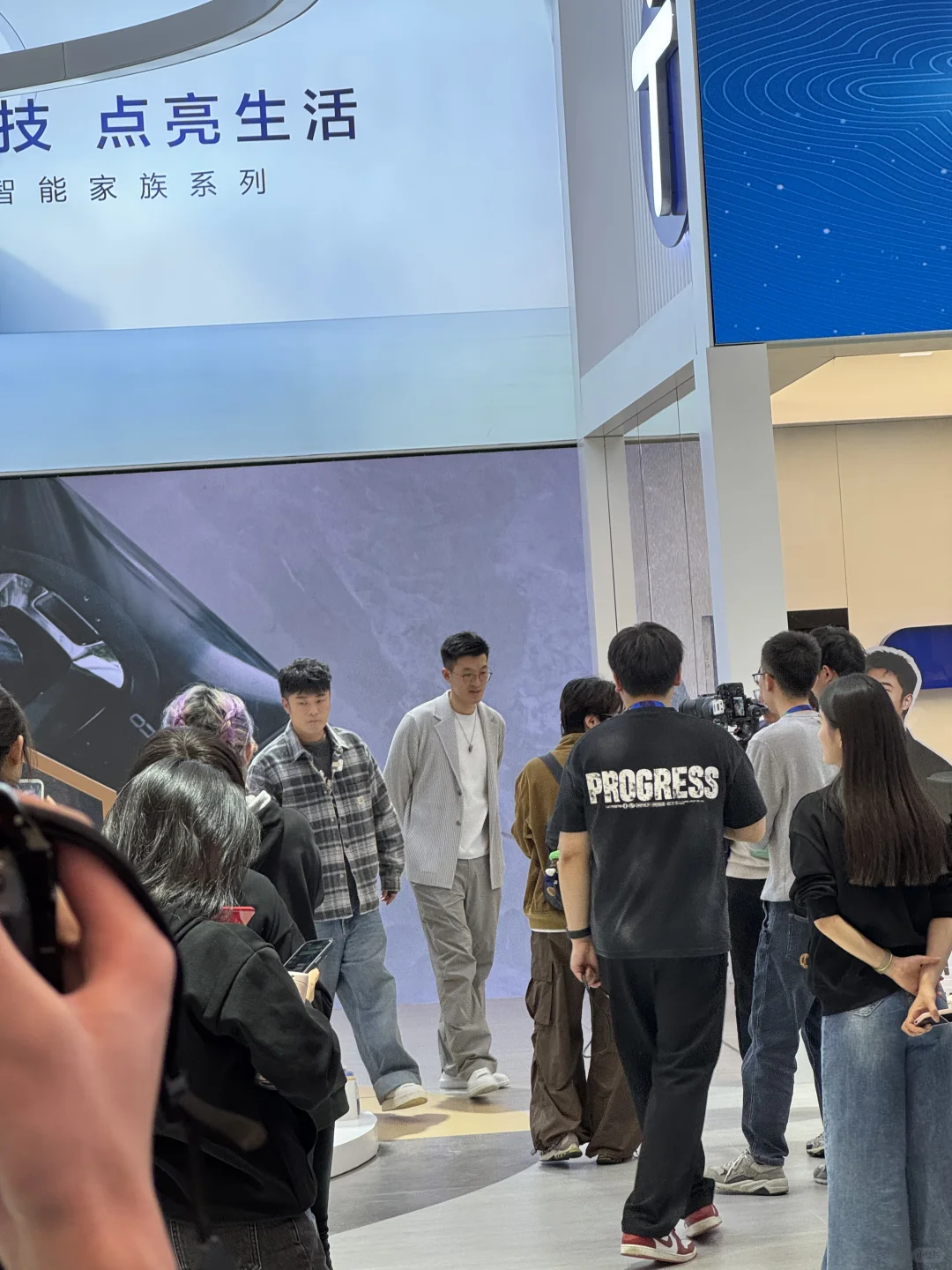 AWE看展看到朱珠陈赫周也吴克群