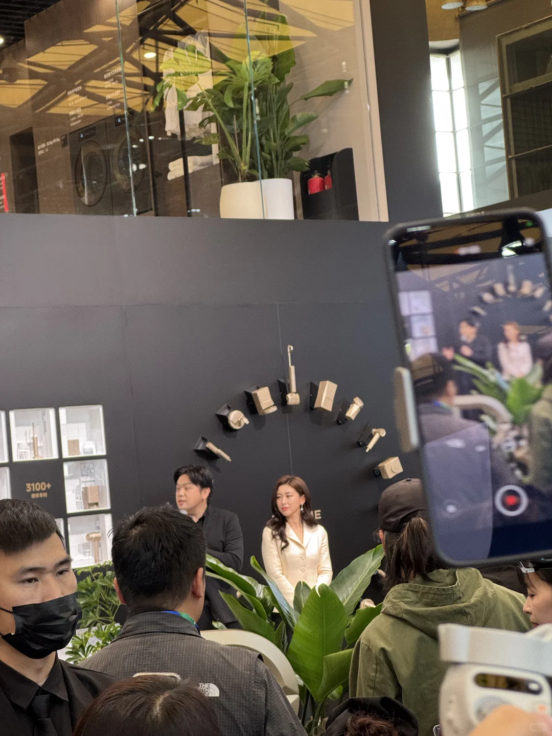 AWE看展看到朱珠陈赫周也吴克群