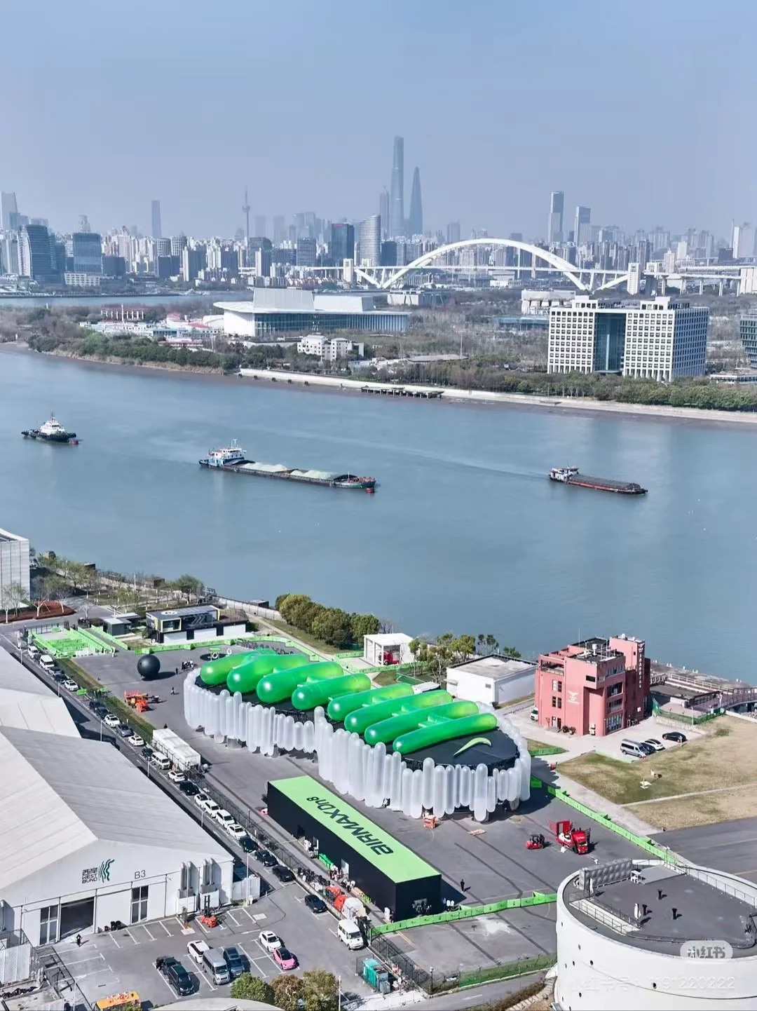 巴塞尔博览会期间，王嘉尔也策划了一个展览