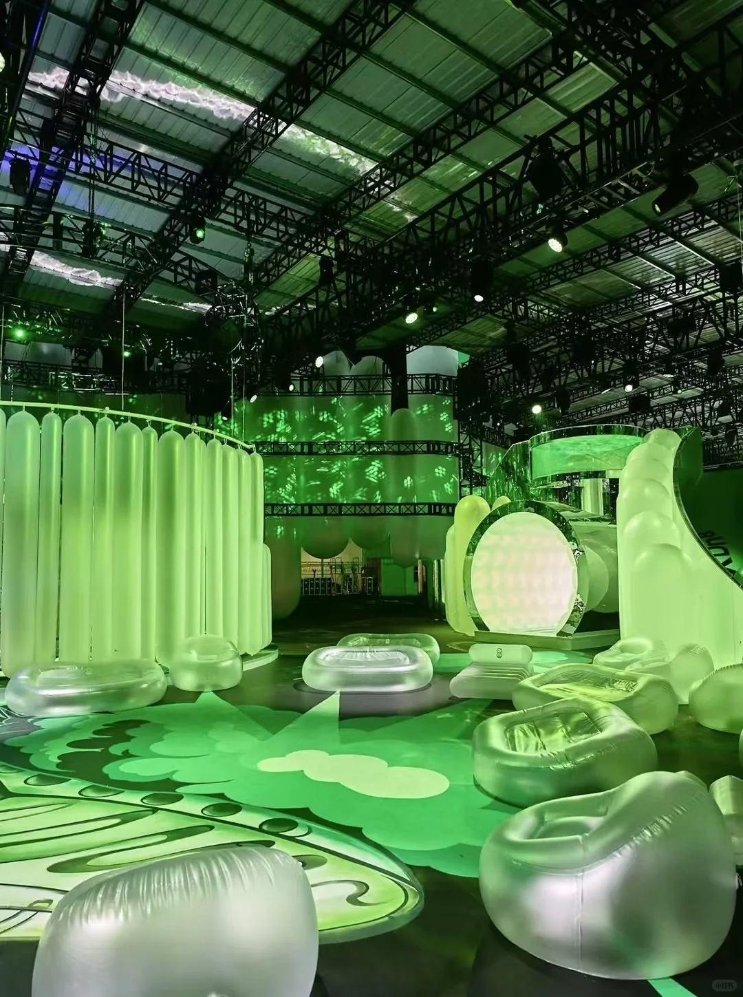 巴塞尔博览会期间，王嘉尔也策划了一个展览