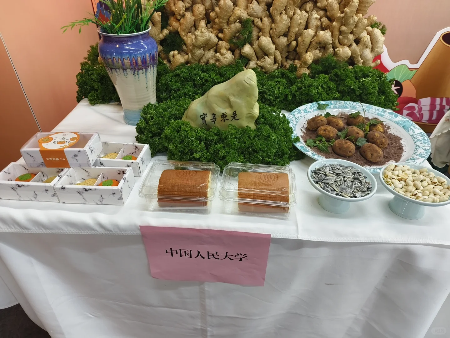 谁家好大学在教学楼里办美食展！！