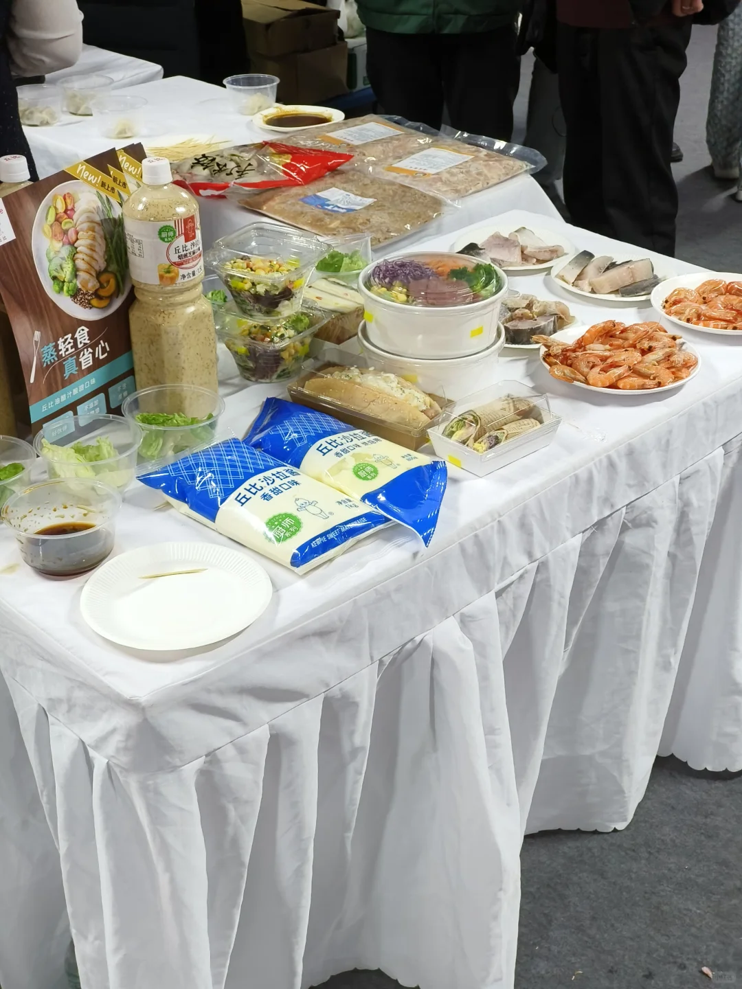 谁家好大学在教学楼里办美食展！！