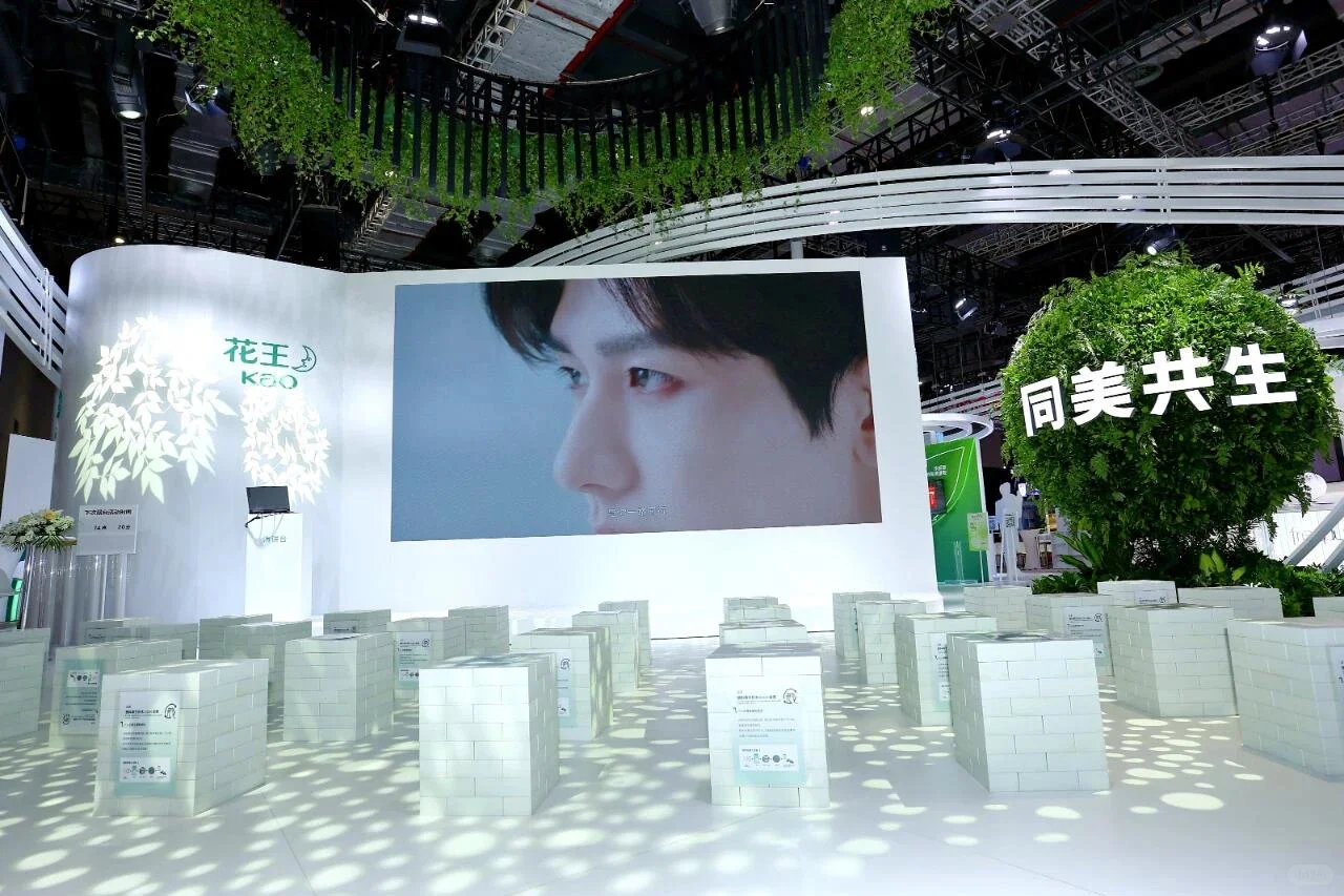 2024进博会的创意展台设计及实景图对比