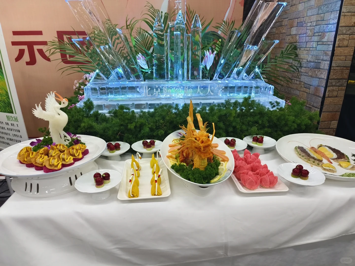 谁家好大学在教学楼里办美食展！！