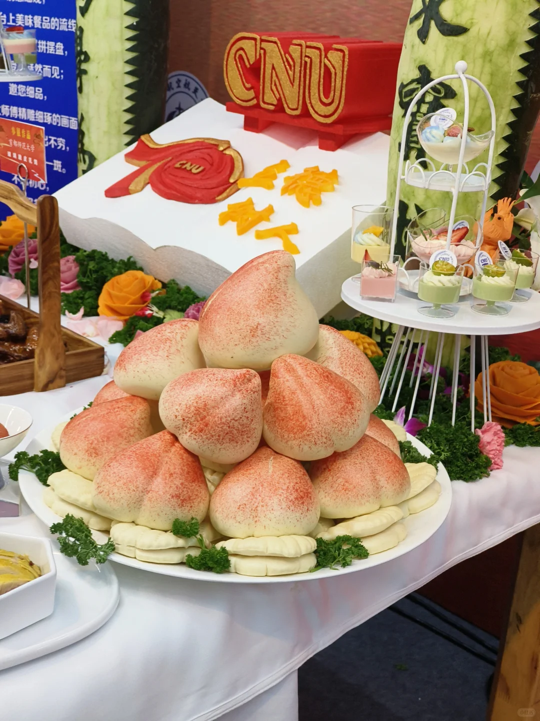 谁家好大学在教学楼里办美食展！！