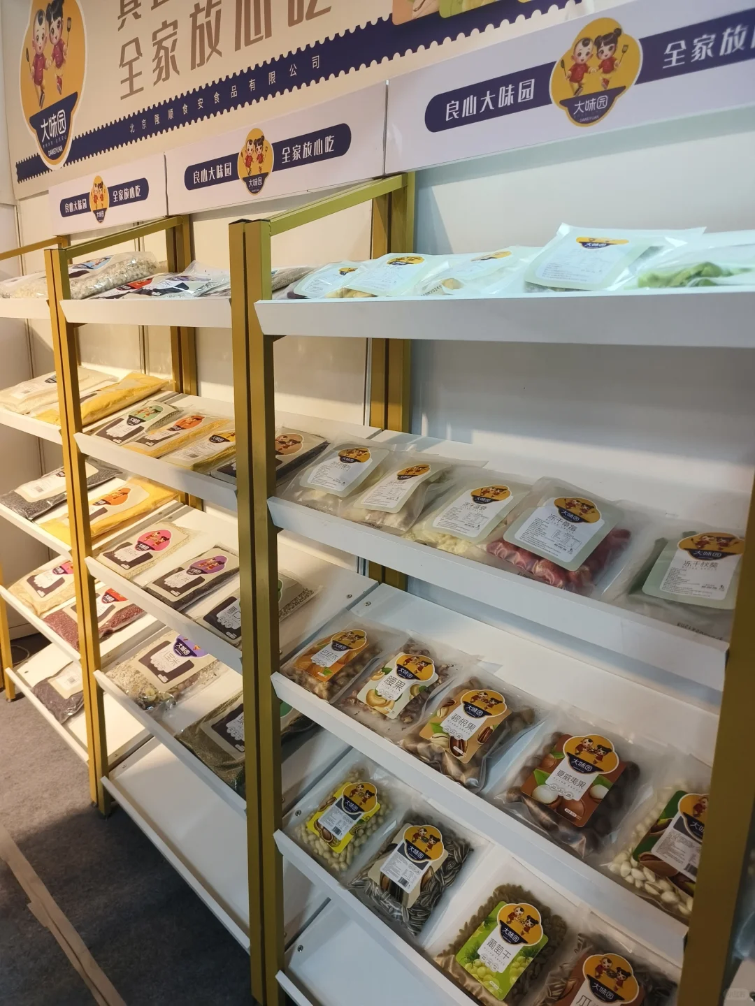 谁家好大学在教学楼里办美食展！！