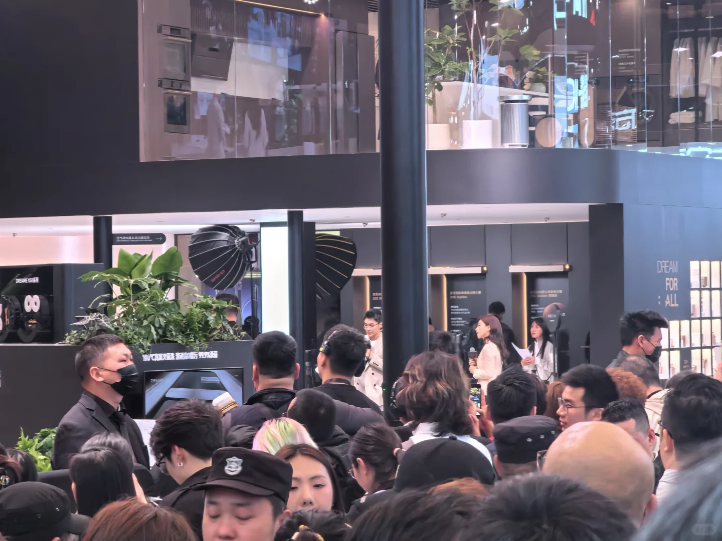 awe2025逛展 三步遇到一个明星