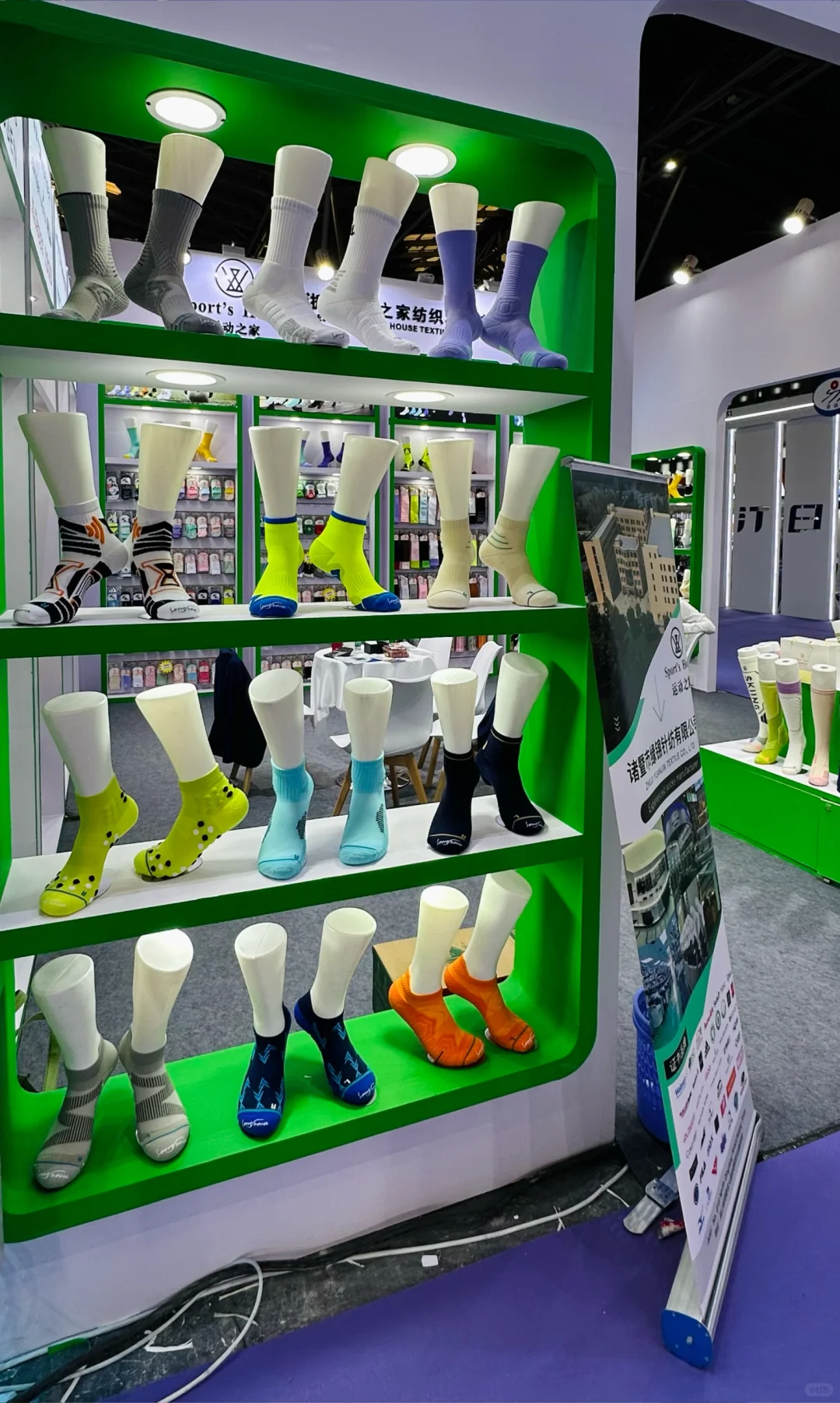 穿si来上海袜展挑袜子
