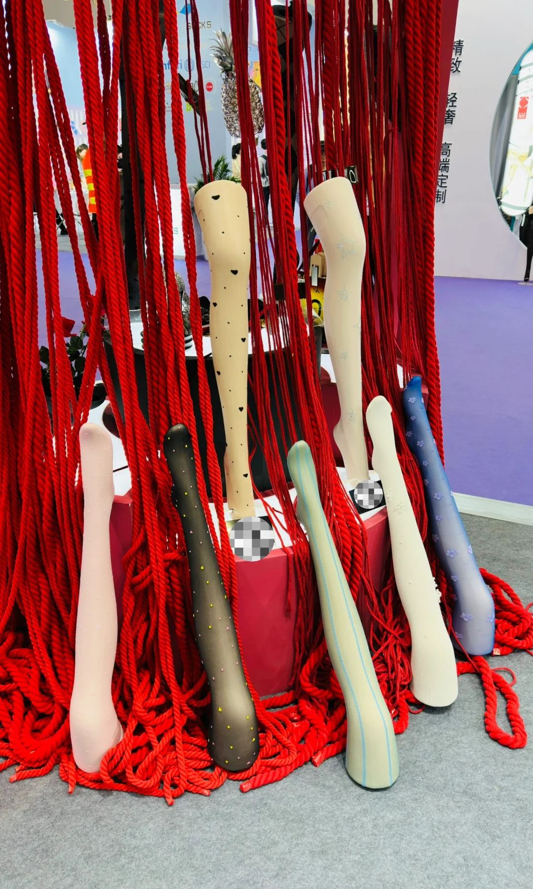 穿si来上海袜展挑袜子