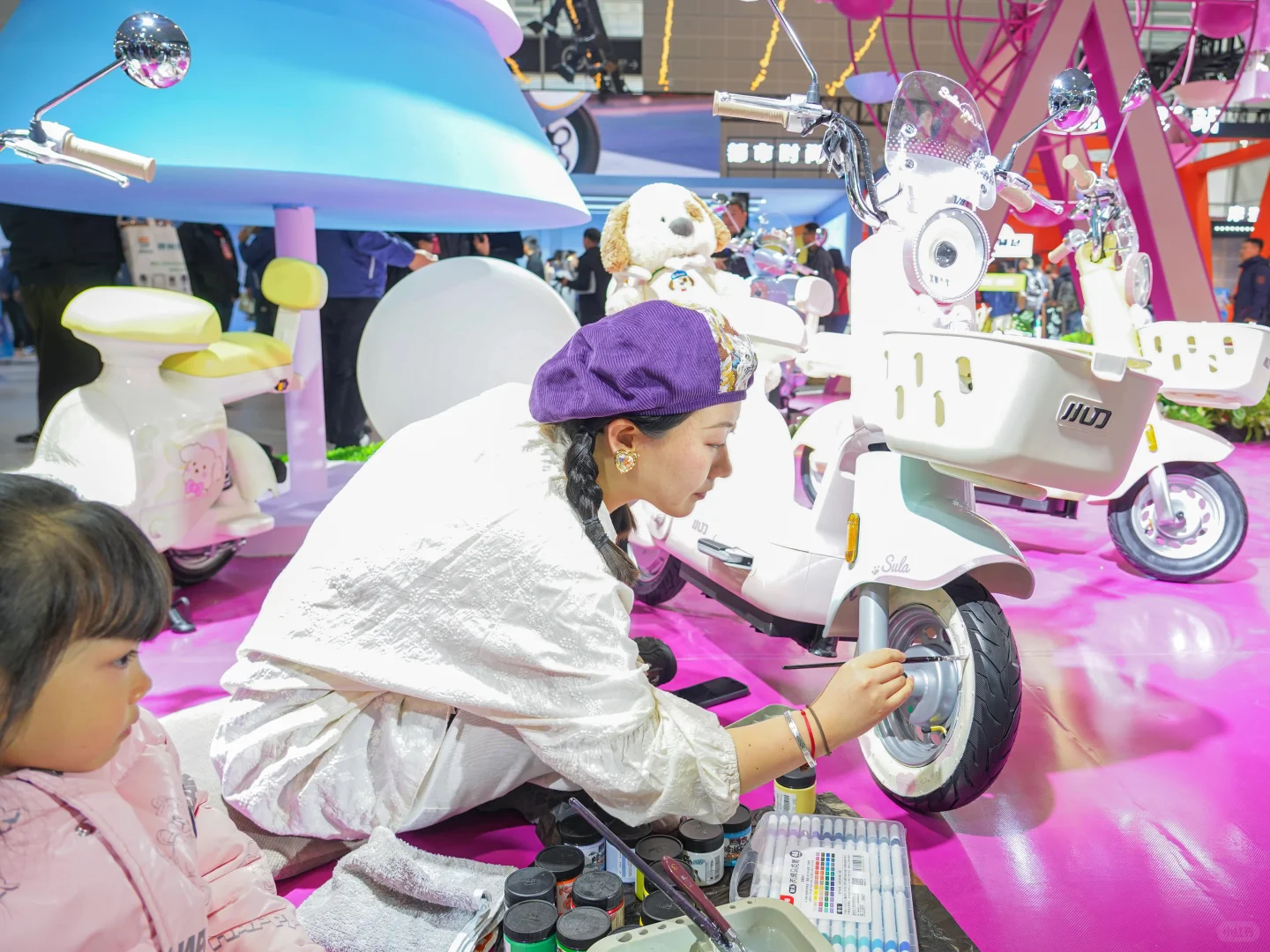 这哪里是逛展会，简直是在游乐场play?