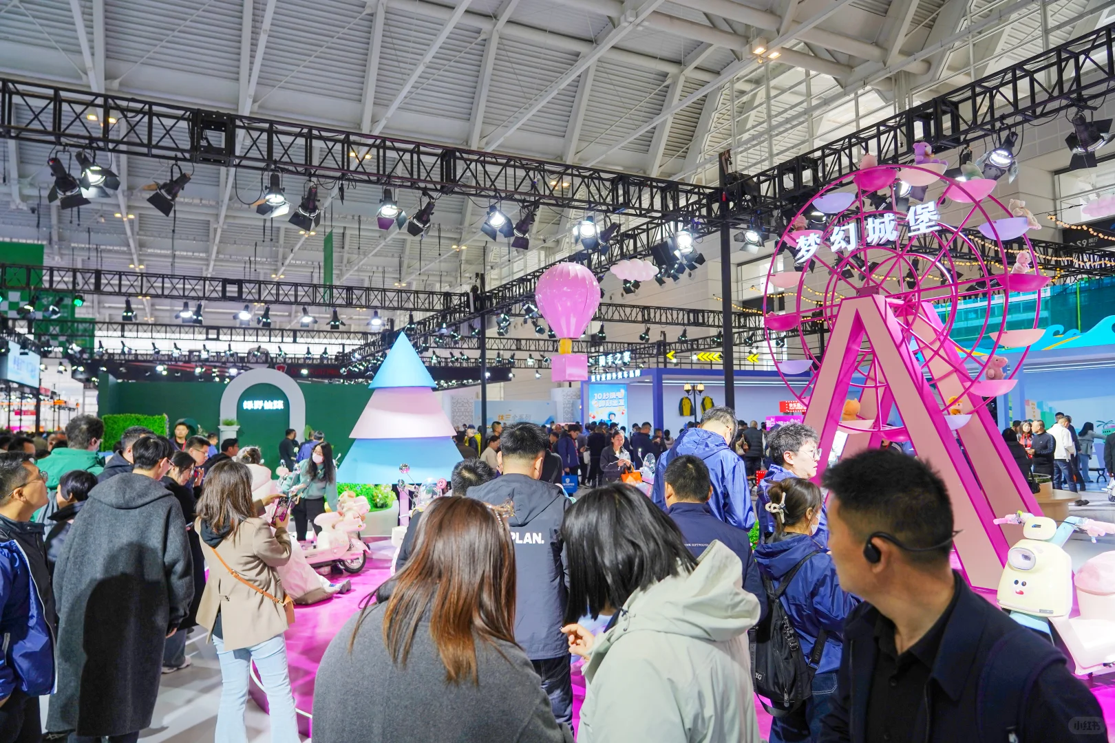 这哪里是逛展会，简直是在游乐场play?