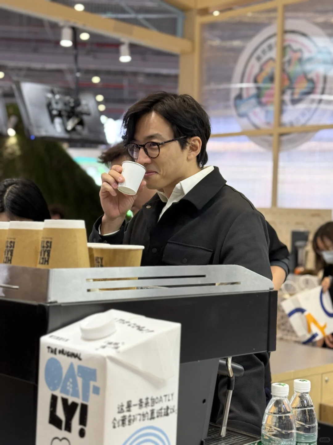 来展会看什么咖啡，看老公！