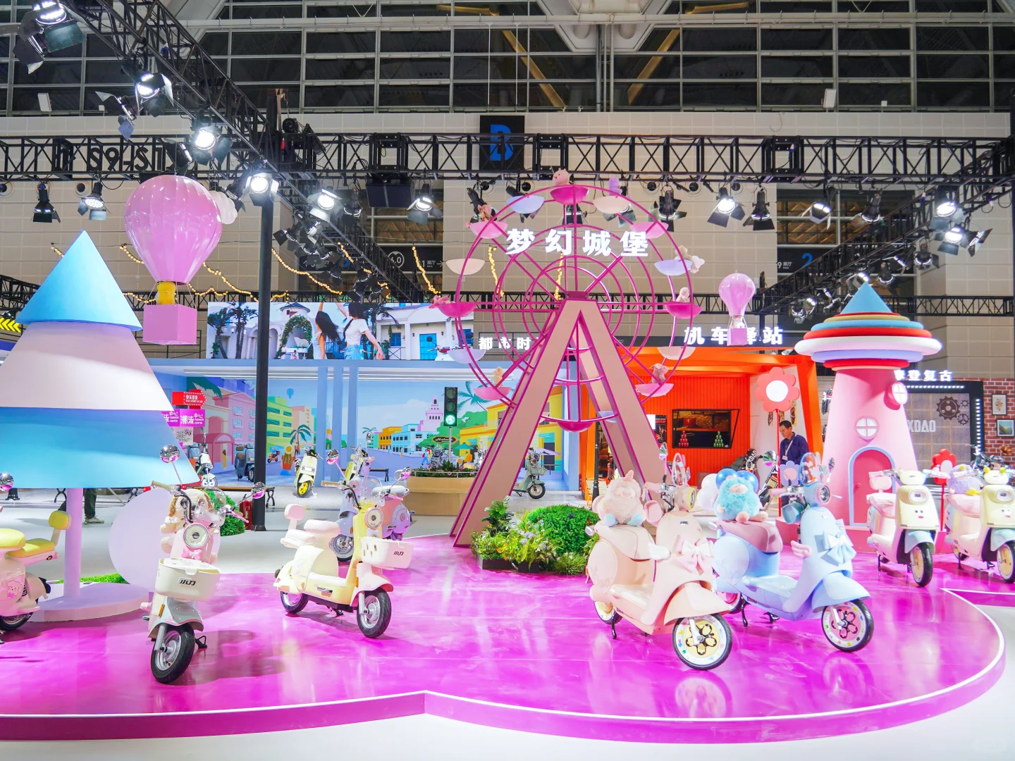 这哪里是逛展会，简直是在游乐场play?