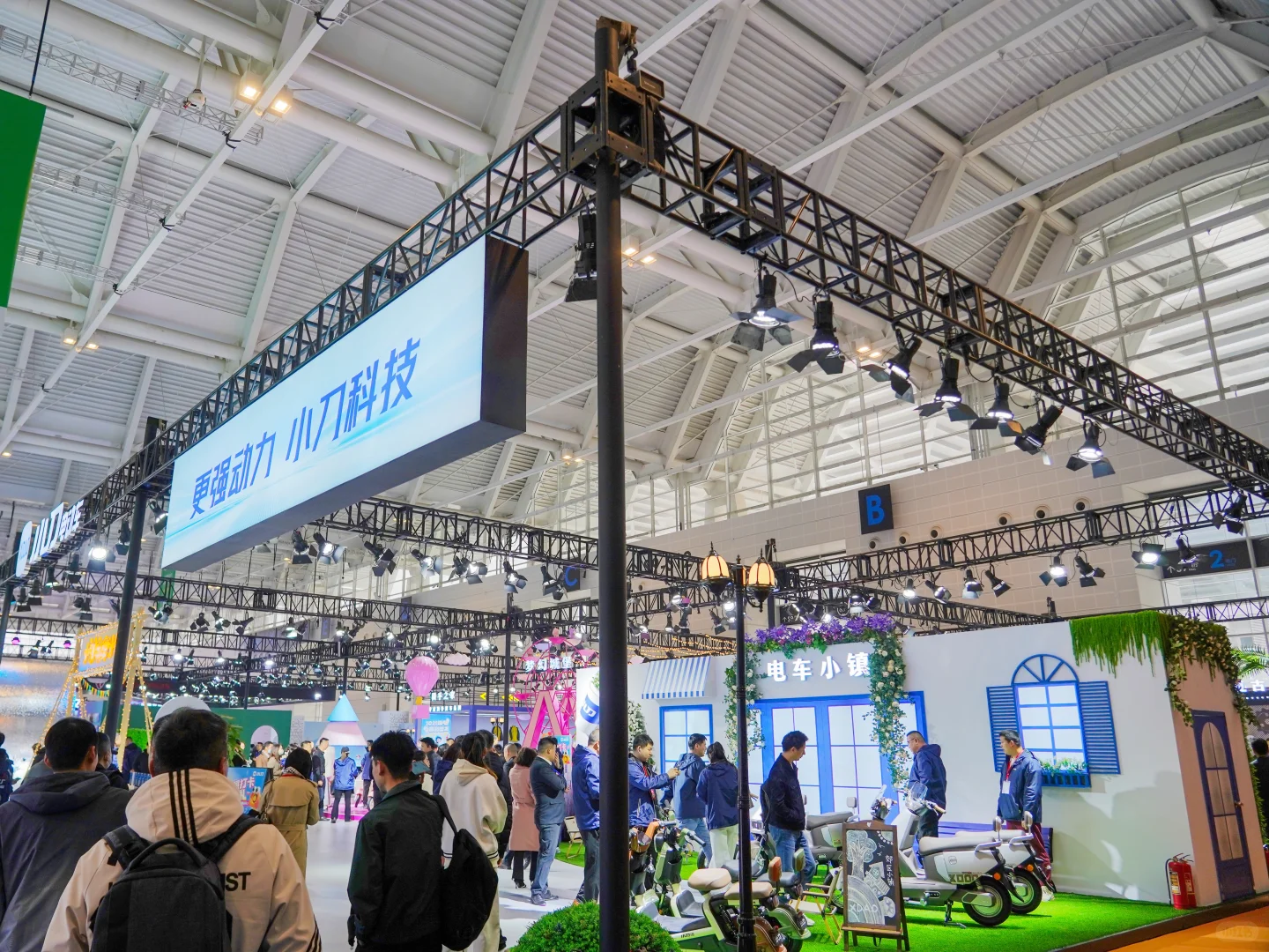 这哪里是逛展会，简直是在游乐场play?