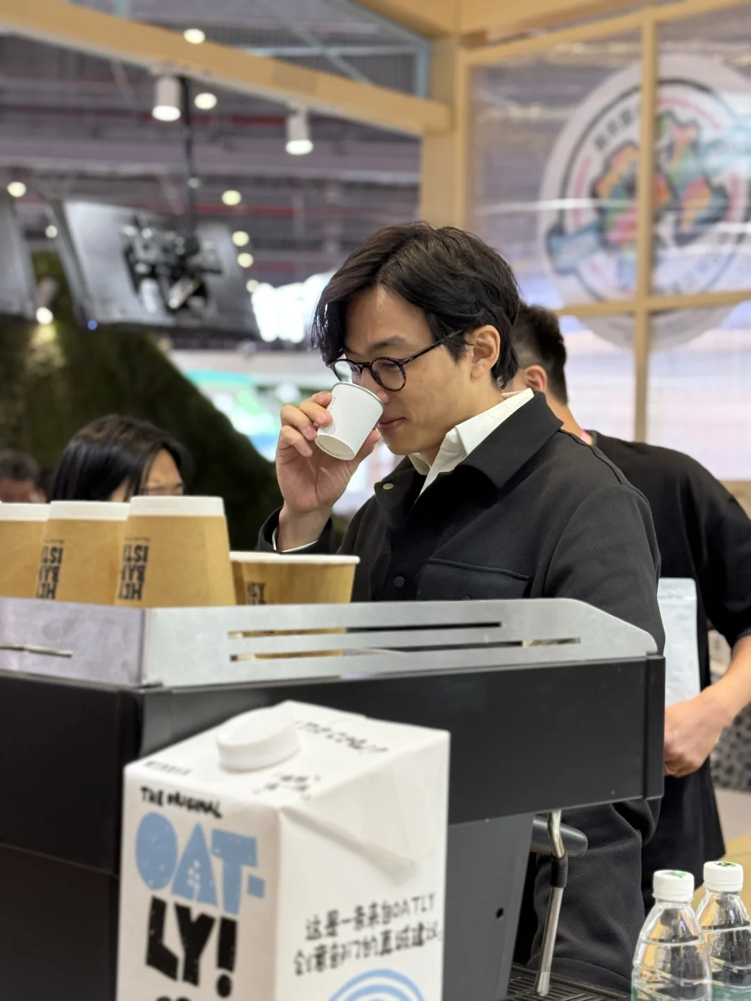 来展会看什么咖啡，看老公！