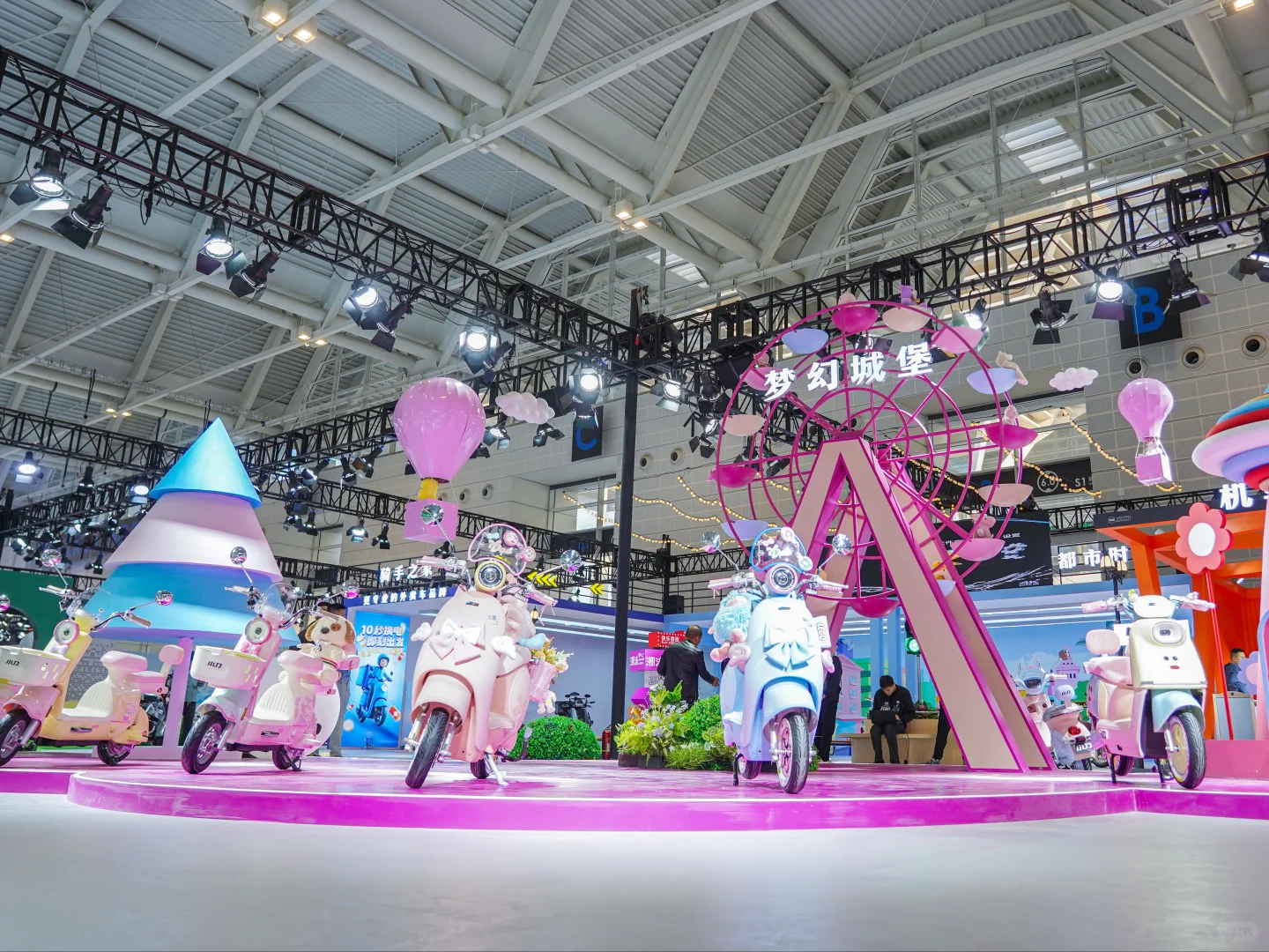 这哪里是逛展会，简直是在游乐场play?