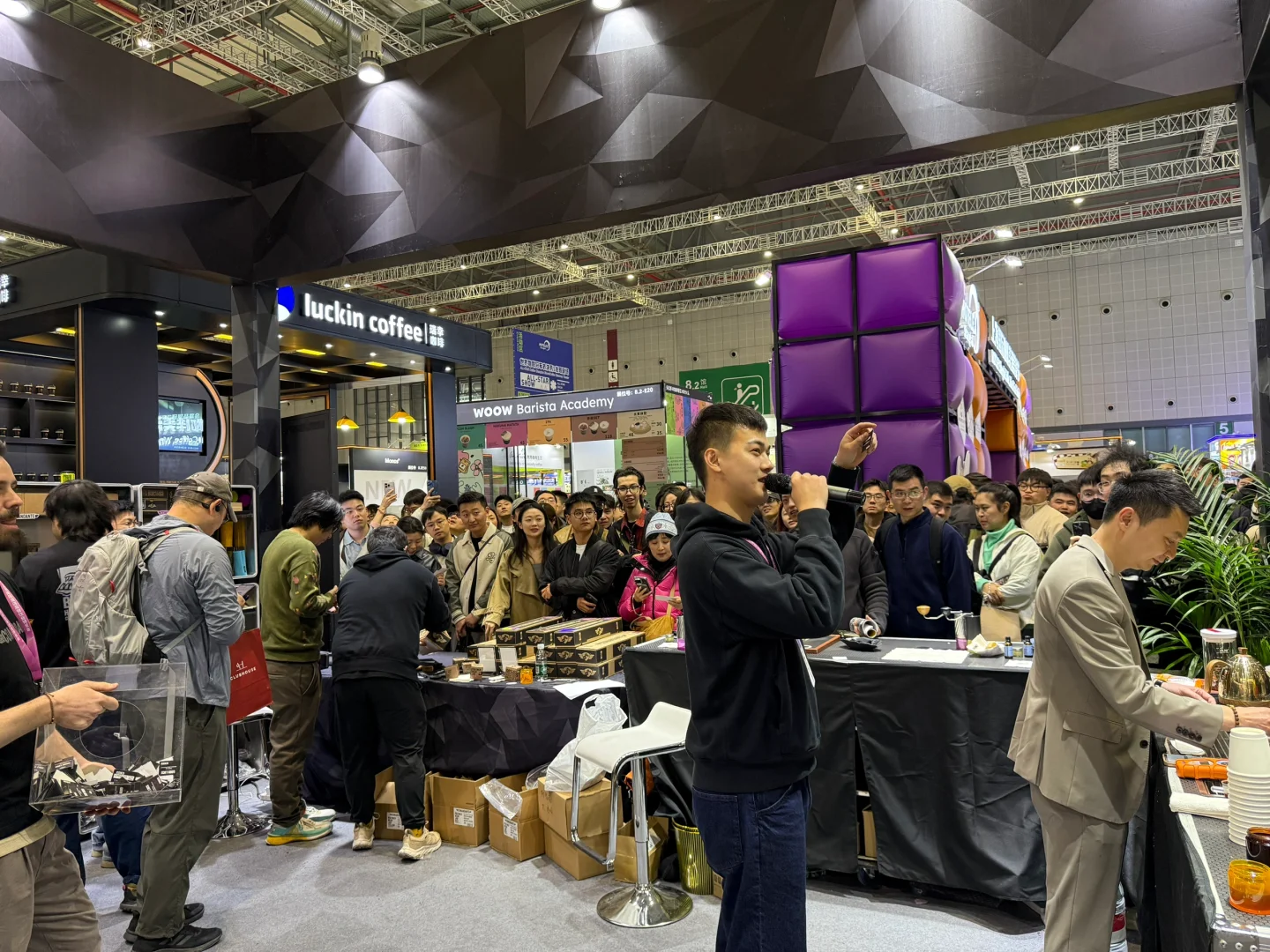 人山人海的展会