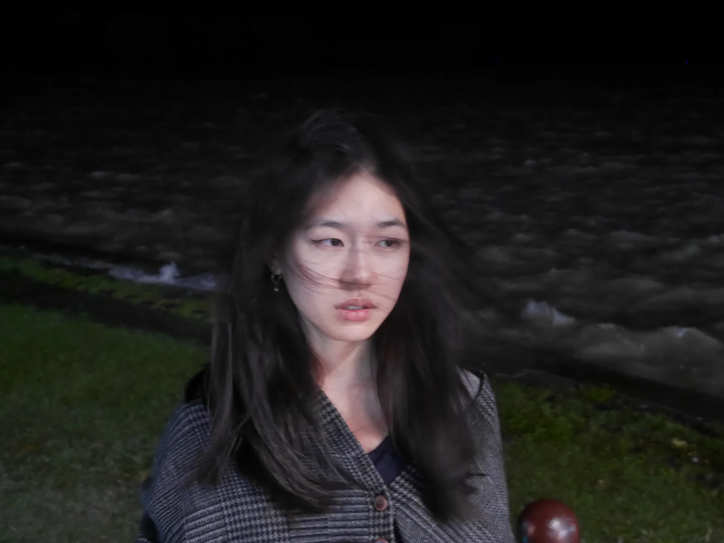 你将头发解开的动作，宛若要哭泣的面庞