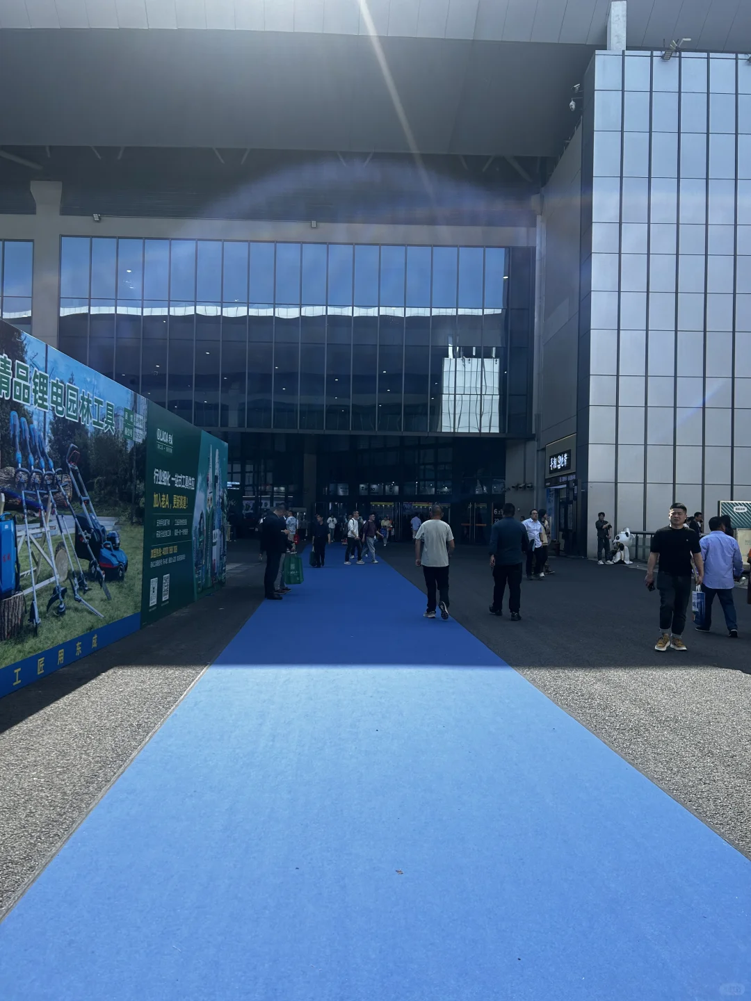 展览现场蓝色地毯?