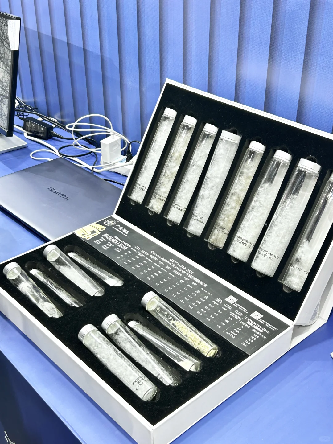 很火?鸿基羽绒！来福田展会啦