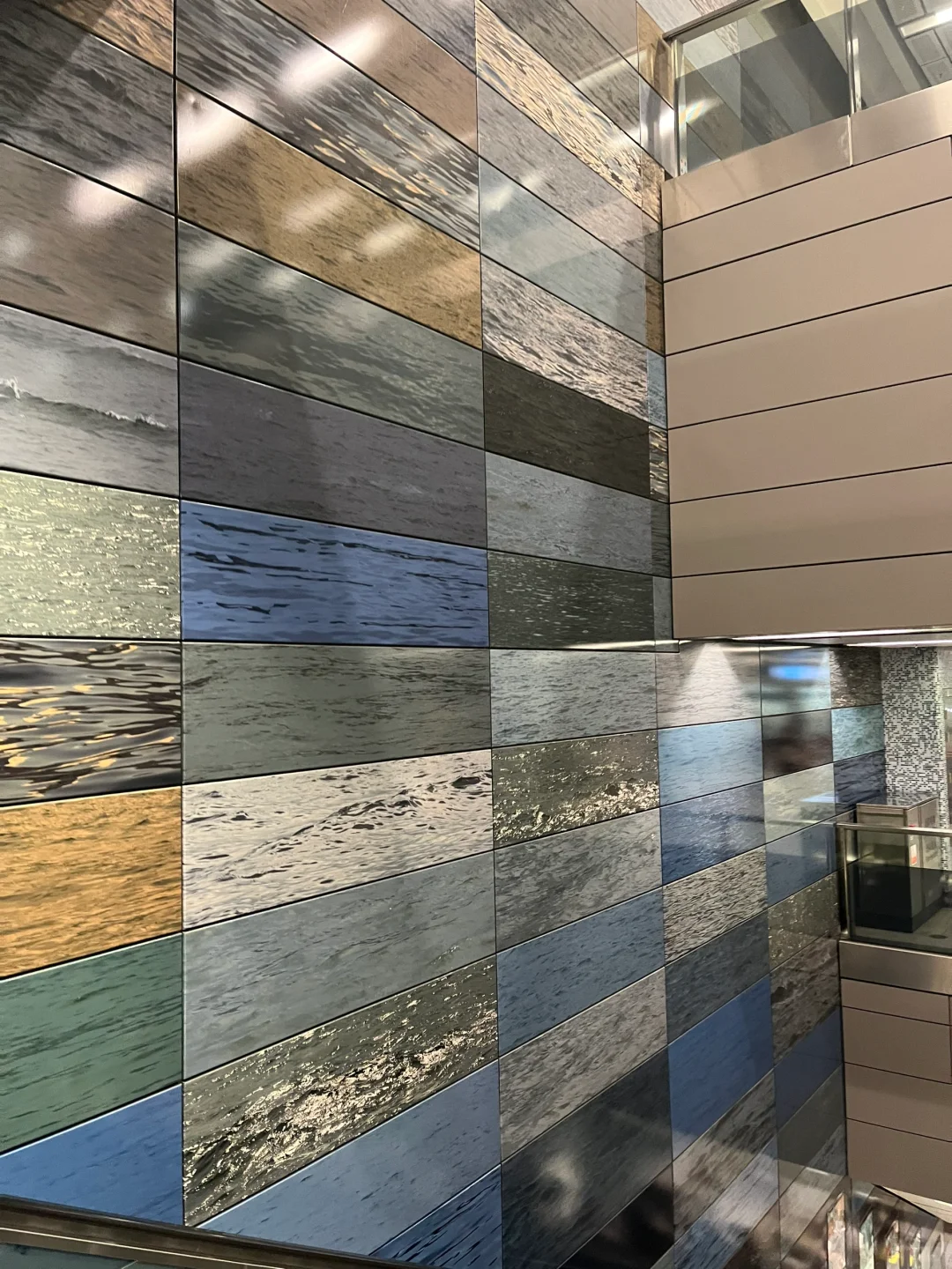 MTR会展站内墙壁是不同的海面诶