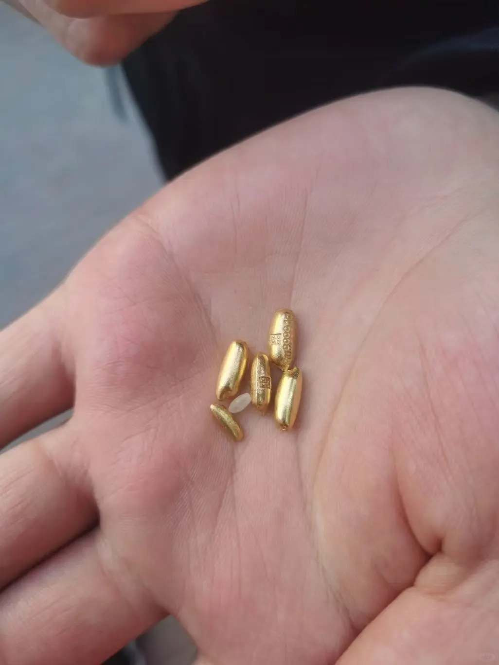 吓人！有人淘到了7颗金米≈2400RMB