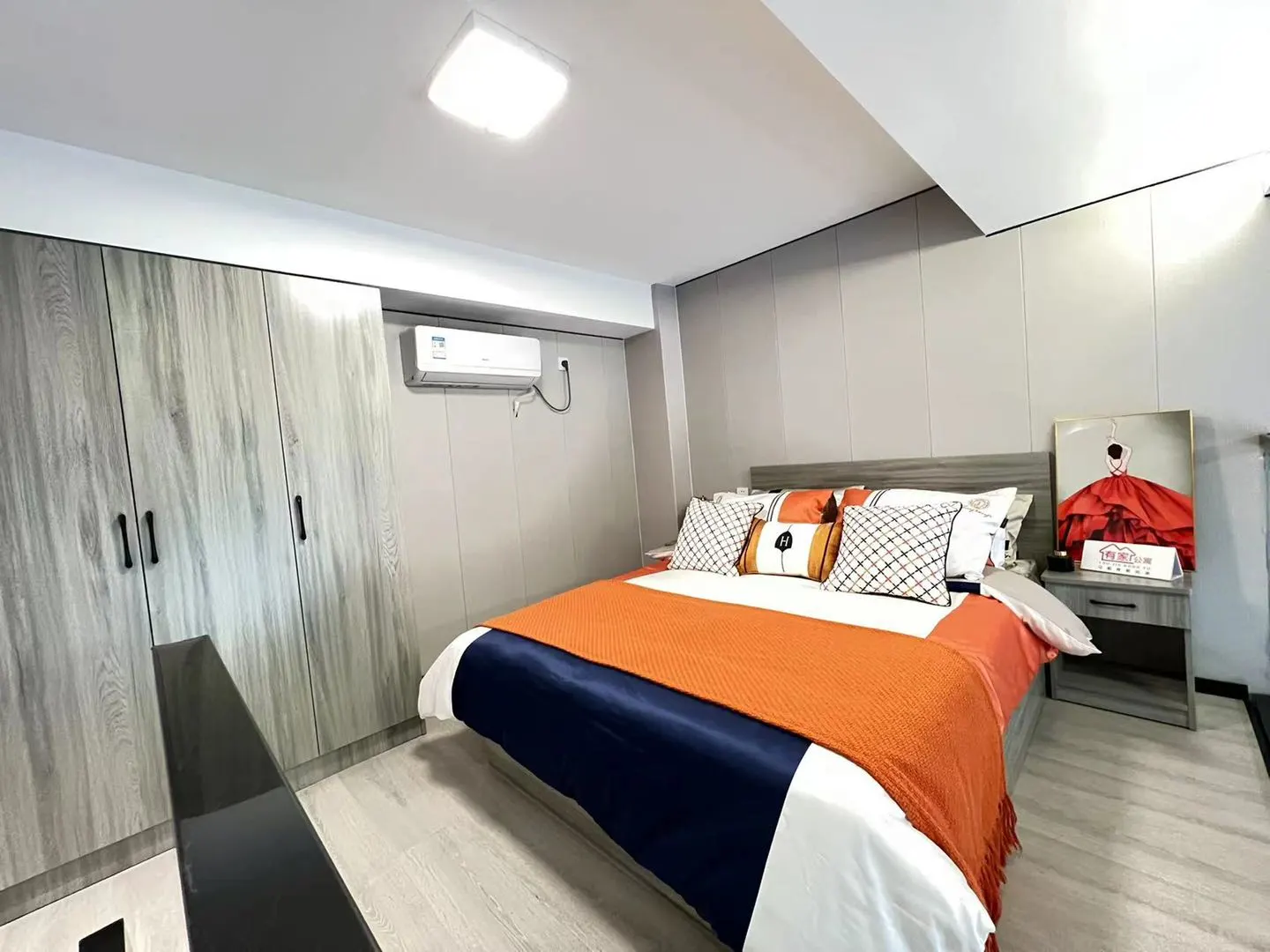 五号线：会展中心站，高挑空大一室