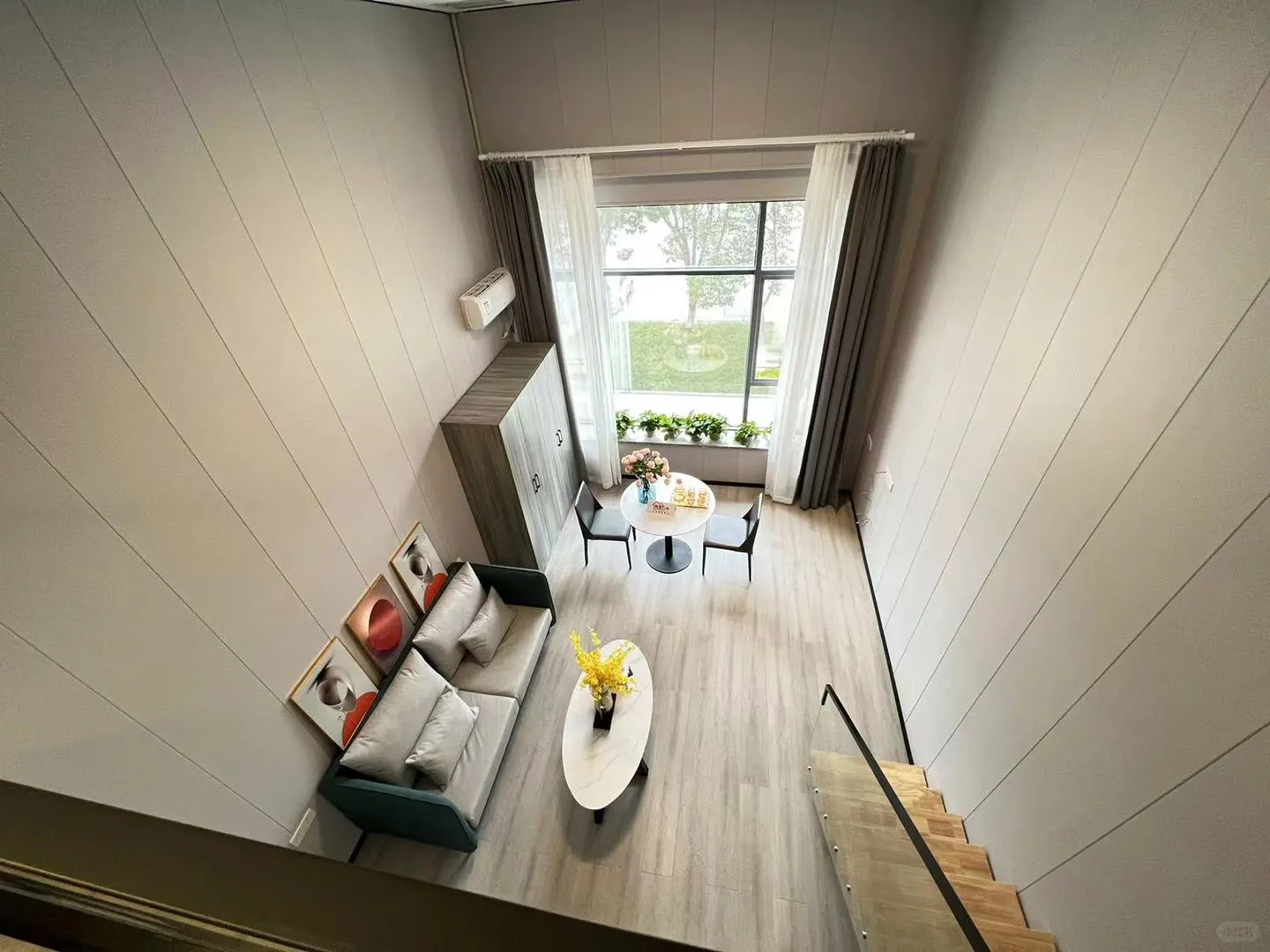 五号线：会展中心站，高挑空大一室