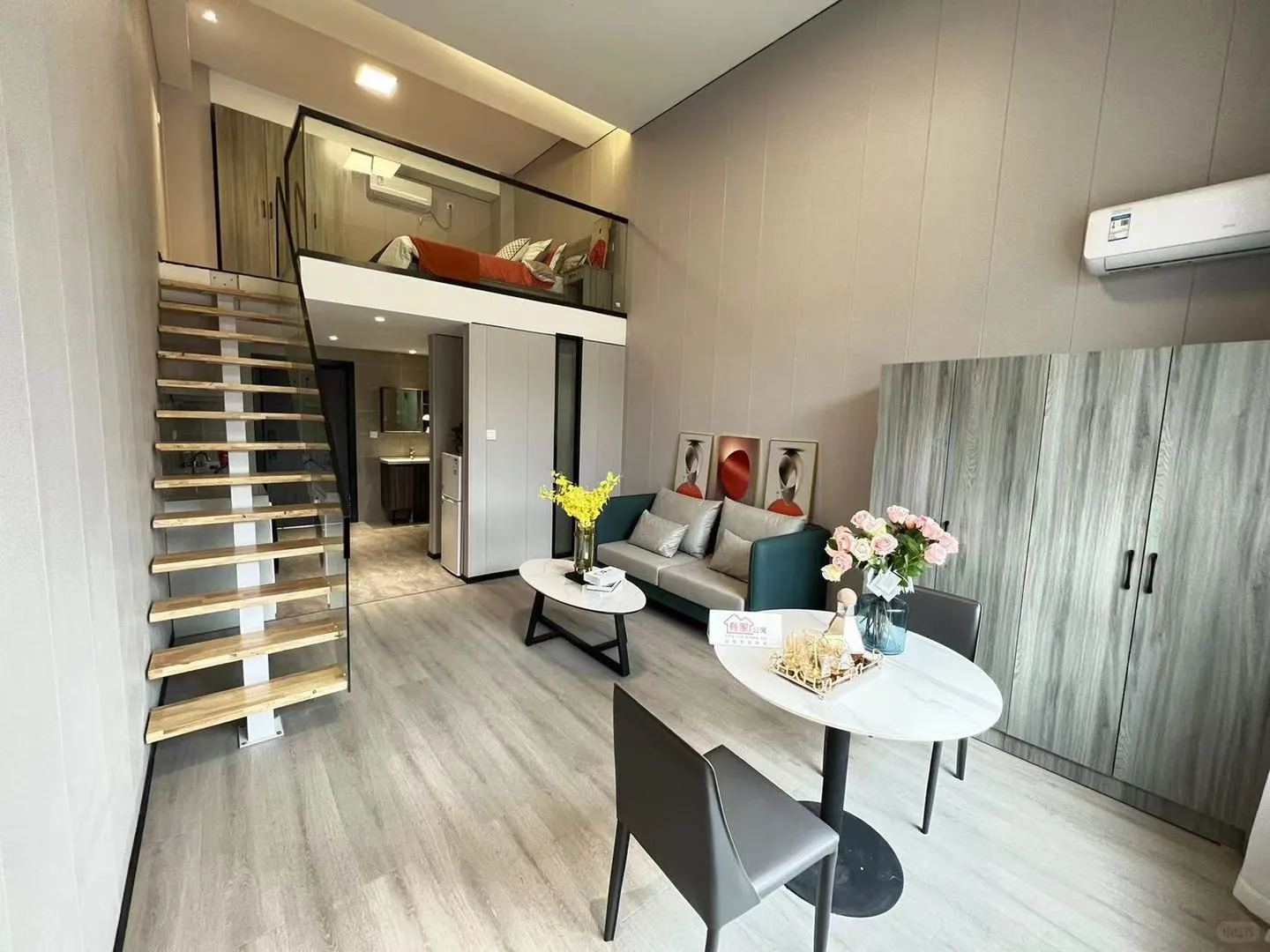 五号线：会展中心站，高挑空大一室