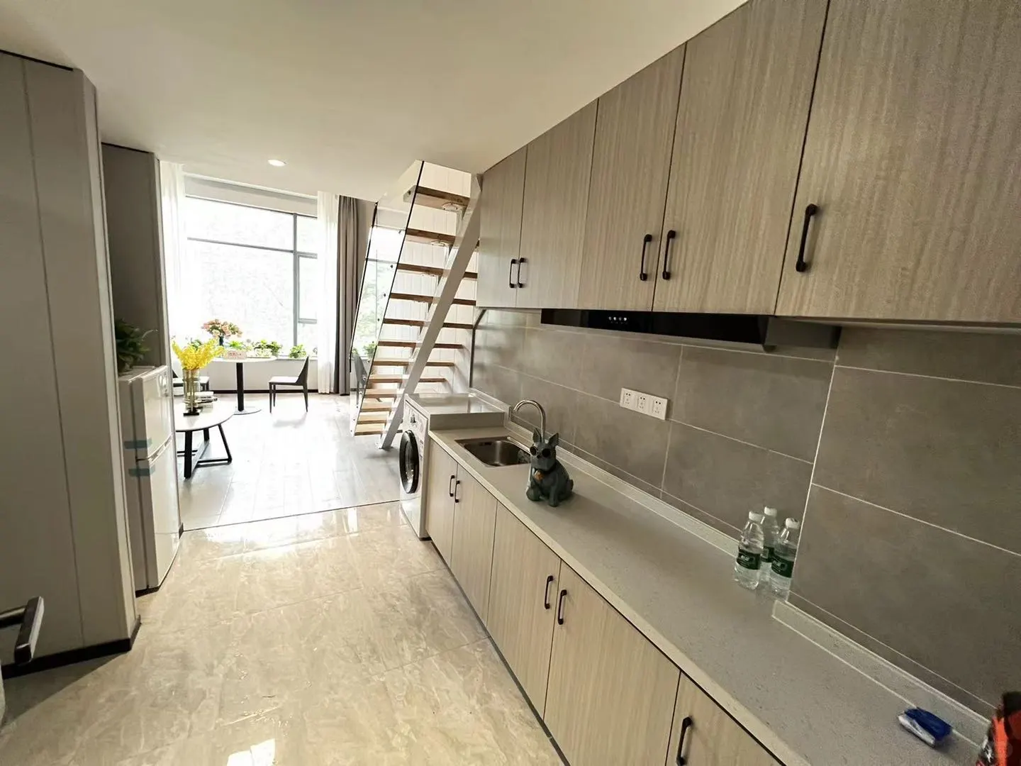 五号线：会展中心站，高挑空大一室