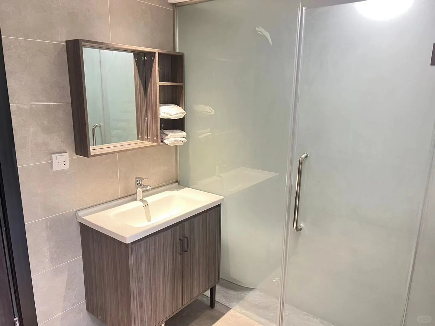 五号线：会展中心站，高挑空大一室