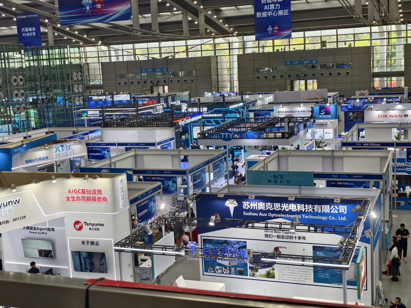 深圳电子信息博览会，一进去