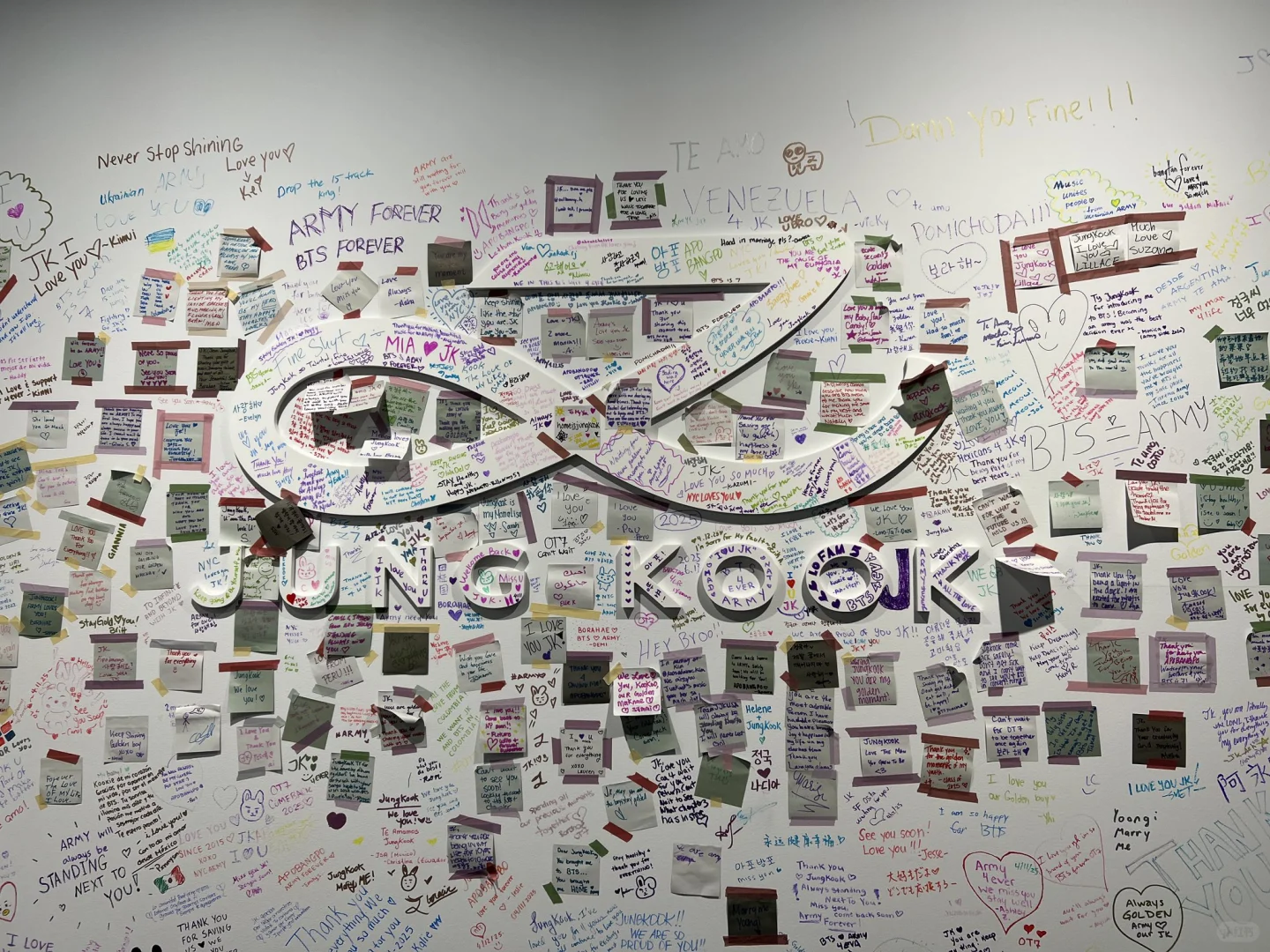 下雨天看柾国的展会是一件很享受的事情~