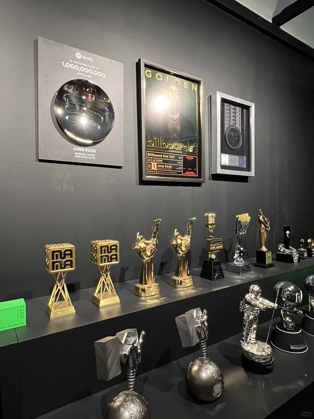 下雨天看柾国的展会是一件很享受的事情~