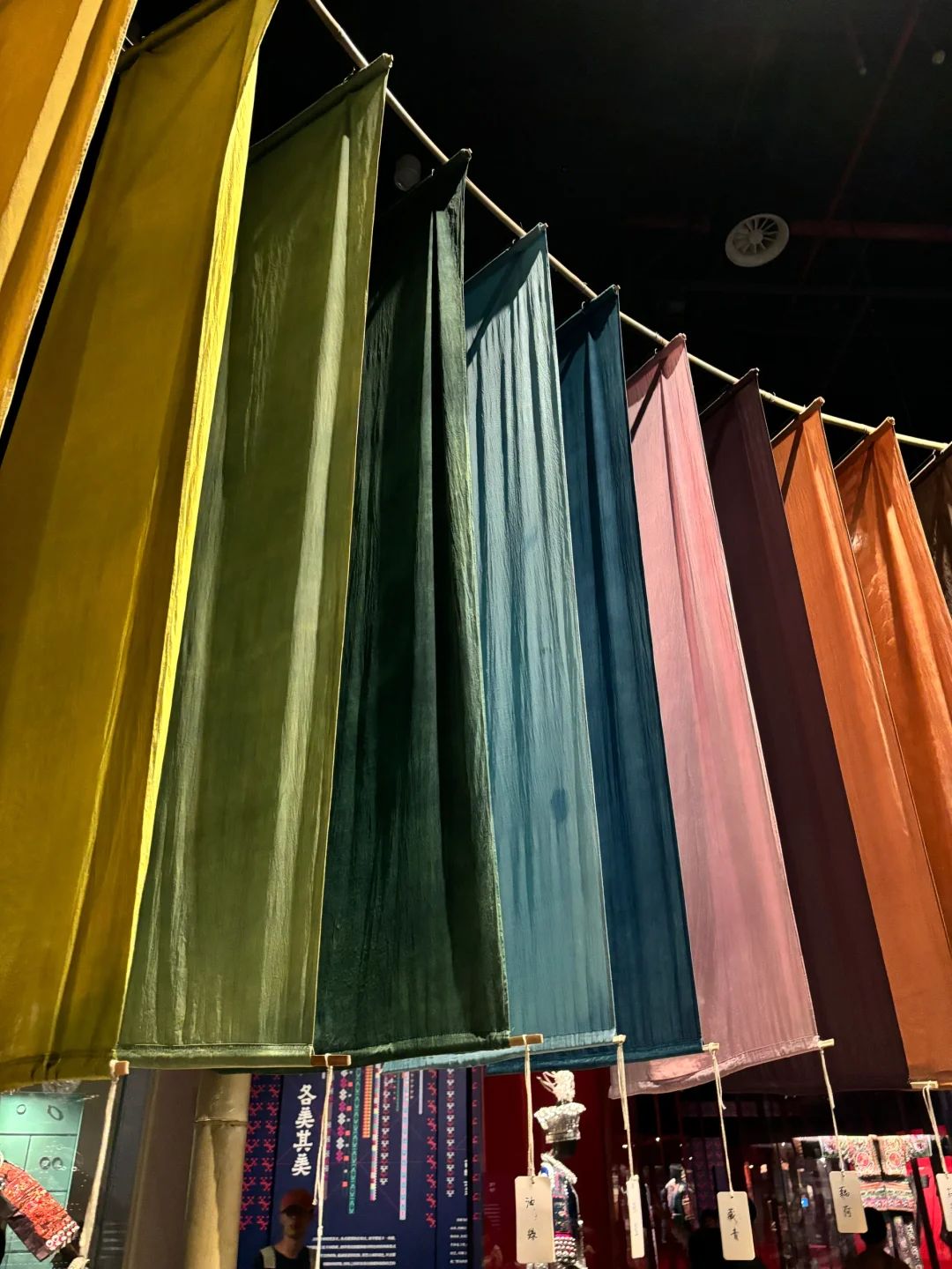 她们的盛装和嫁衣—珠江流域女性民族服饰