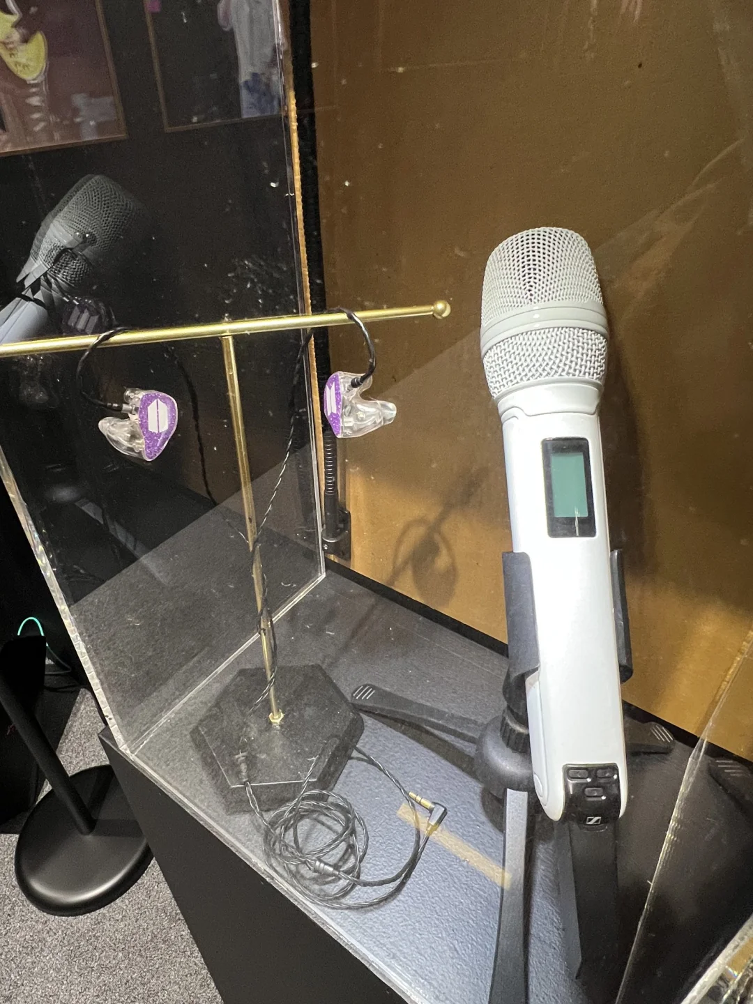 下雨天看柾国的展会是一件很享受的事情~