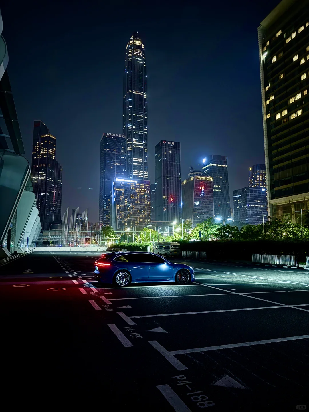 深圳福田会展停车场的夜景 也太适合拍车了