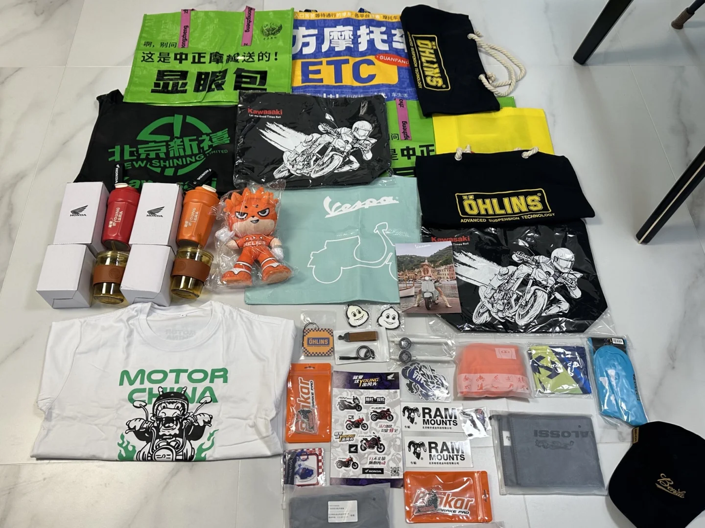 最终还是顶着大风去了摩展！礼品又不少拿！