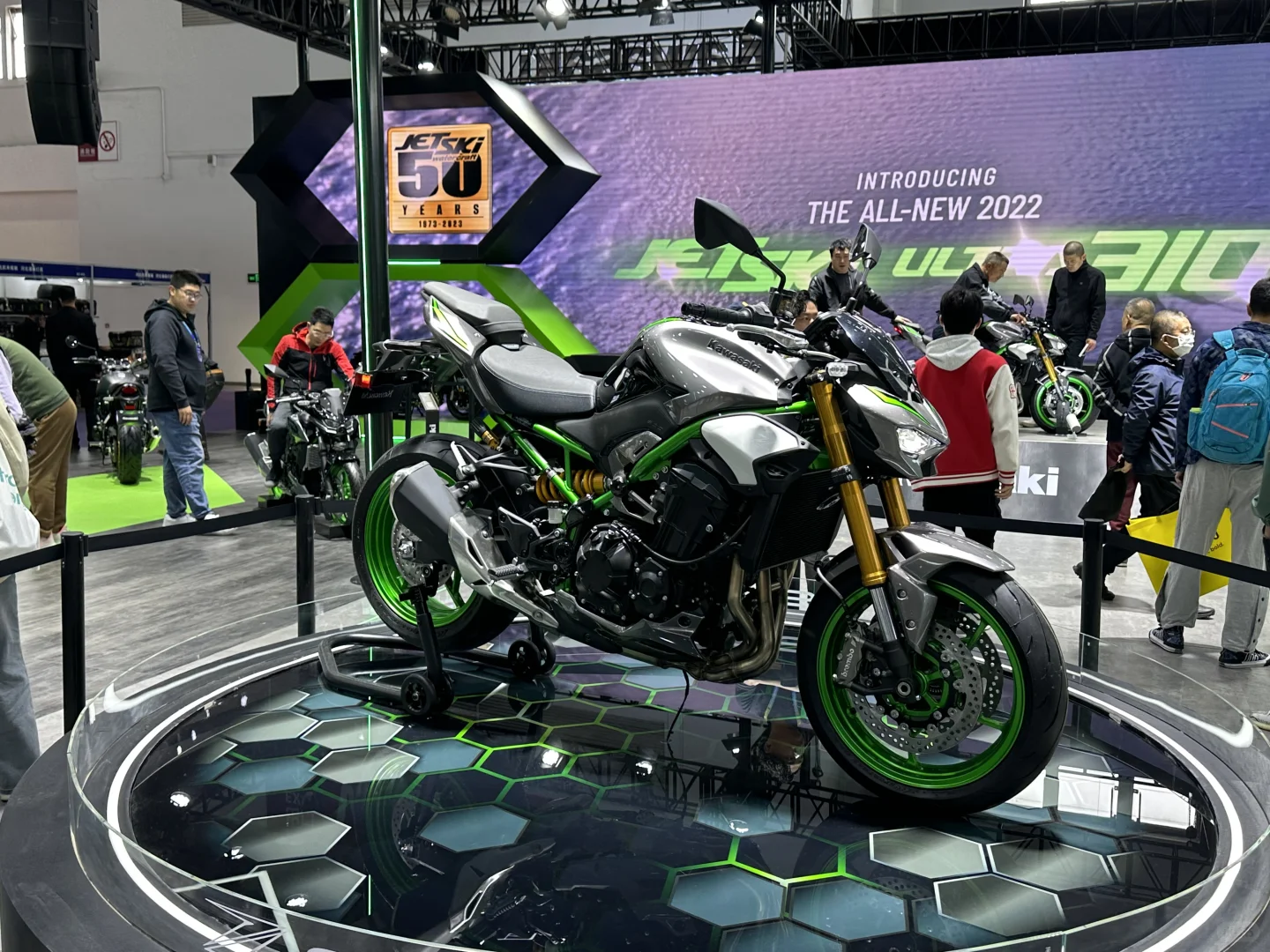 最终还是顶着大风去了摩展！礼品又不少拿！