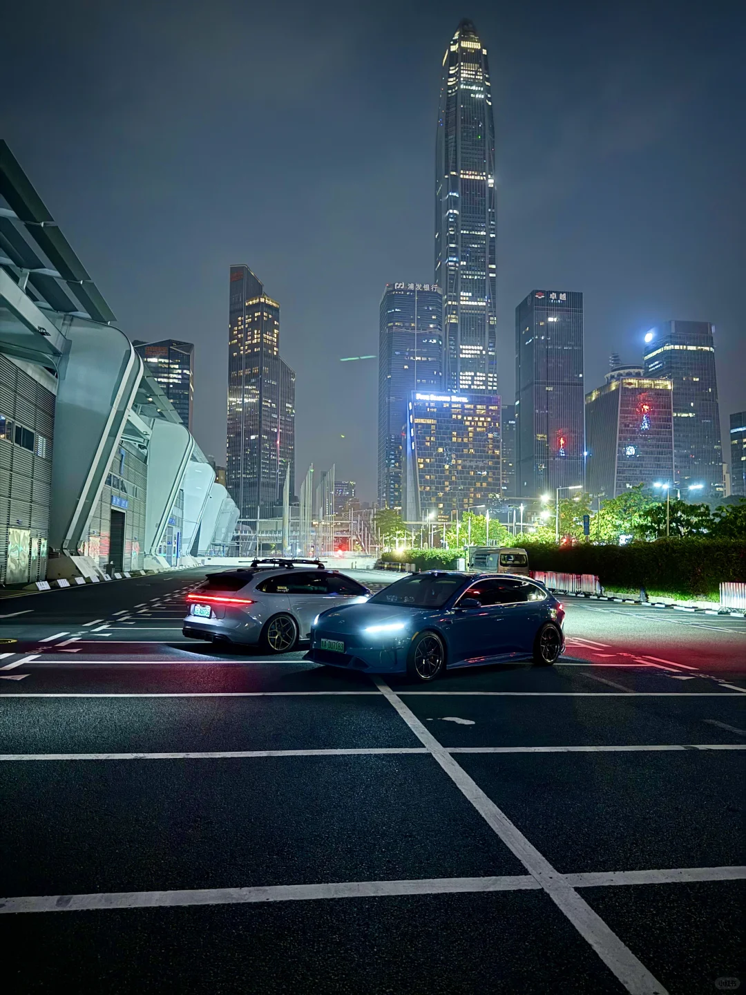 深圳福田会展停车场的夜景 也太适合拍车了