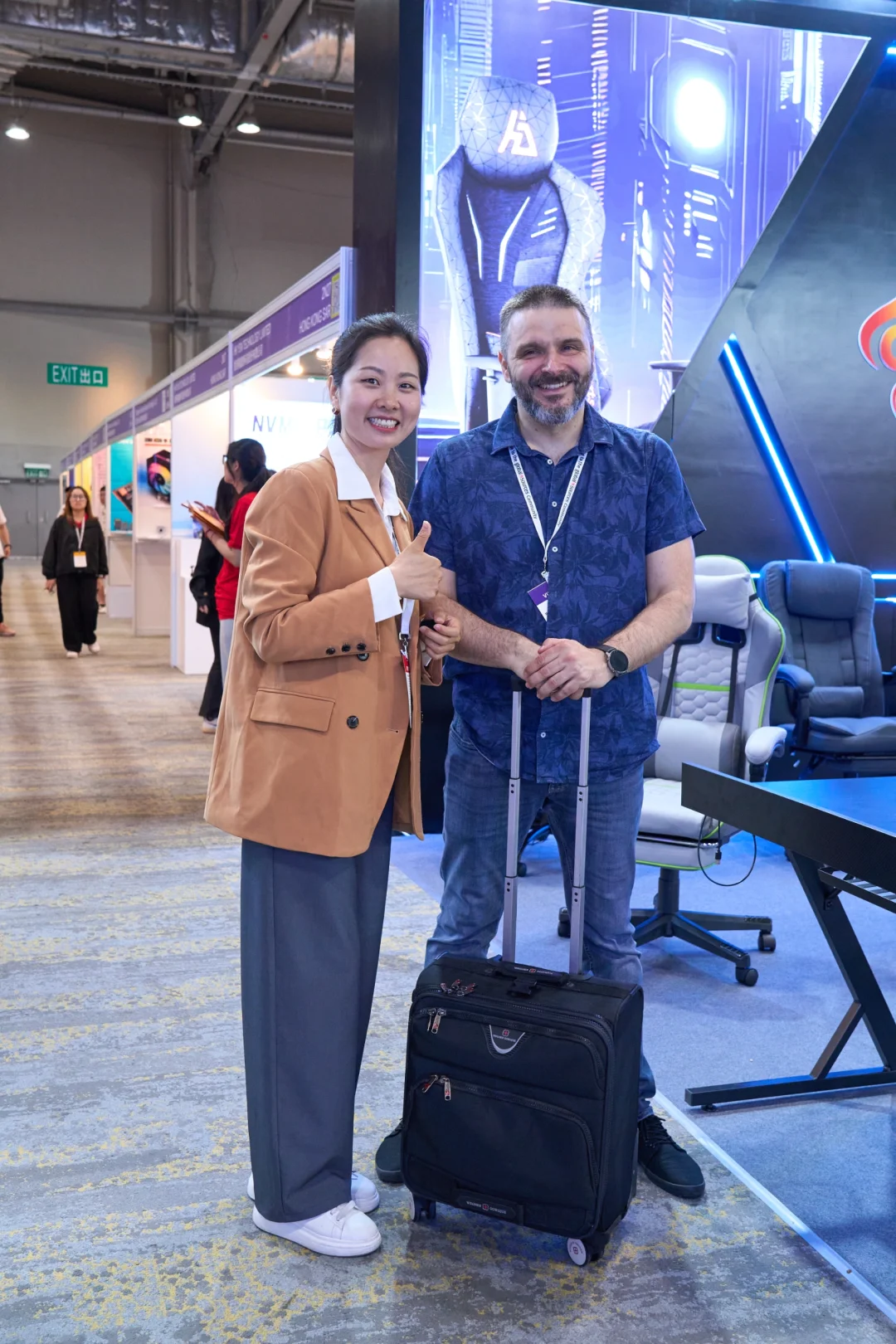 脑袋空空的外贸人参展，不会说话就背！！