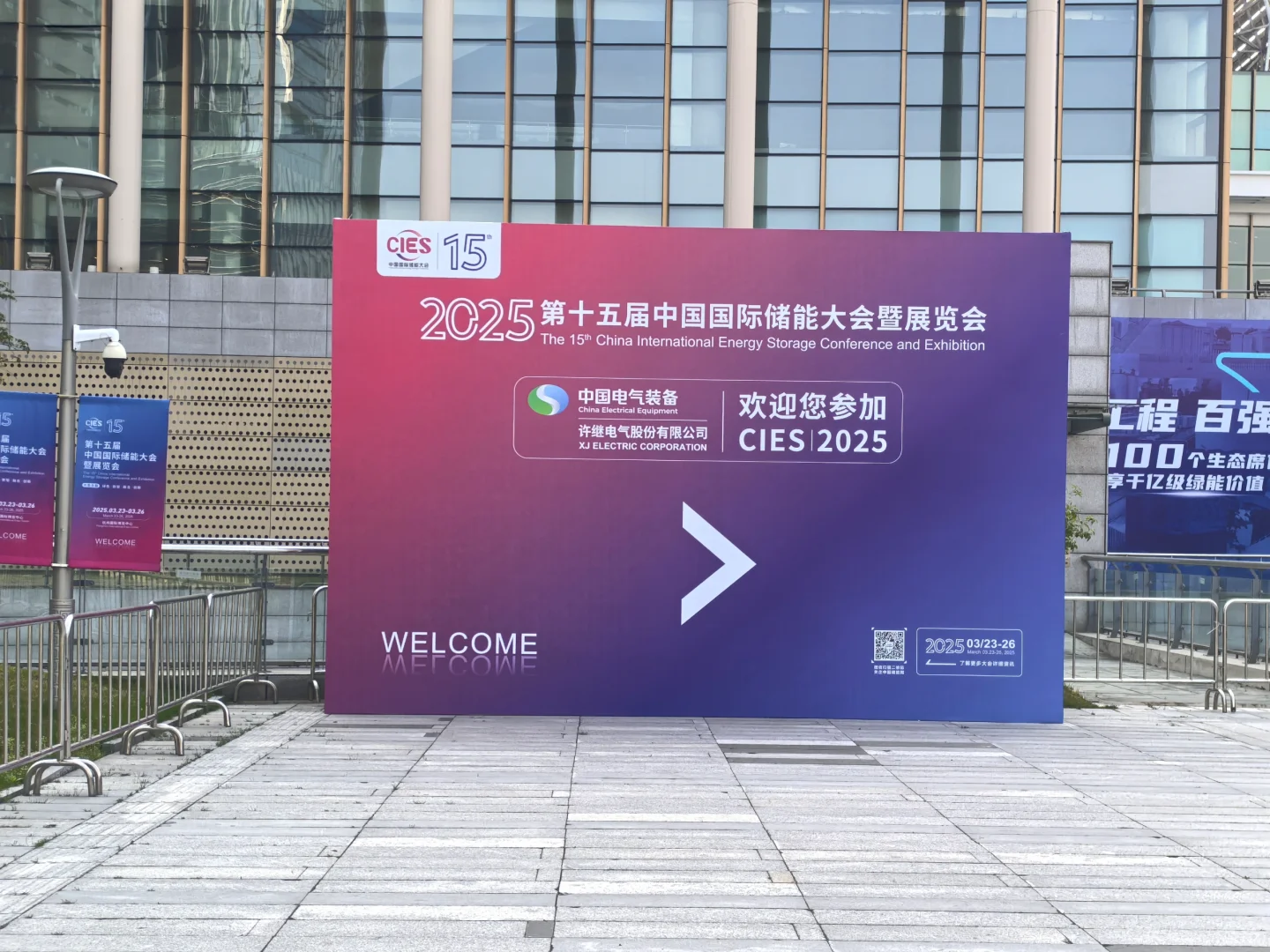 同事说，你参加展会过于开心了吧